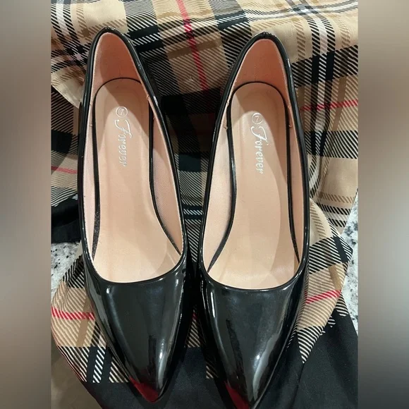 Forever 21 Black Classic Heels - Picture 3 of 3